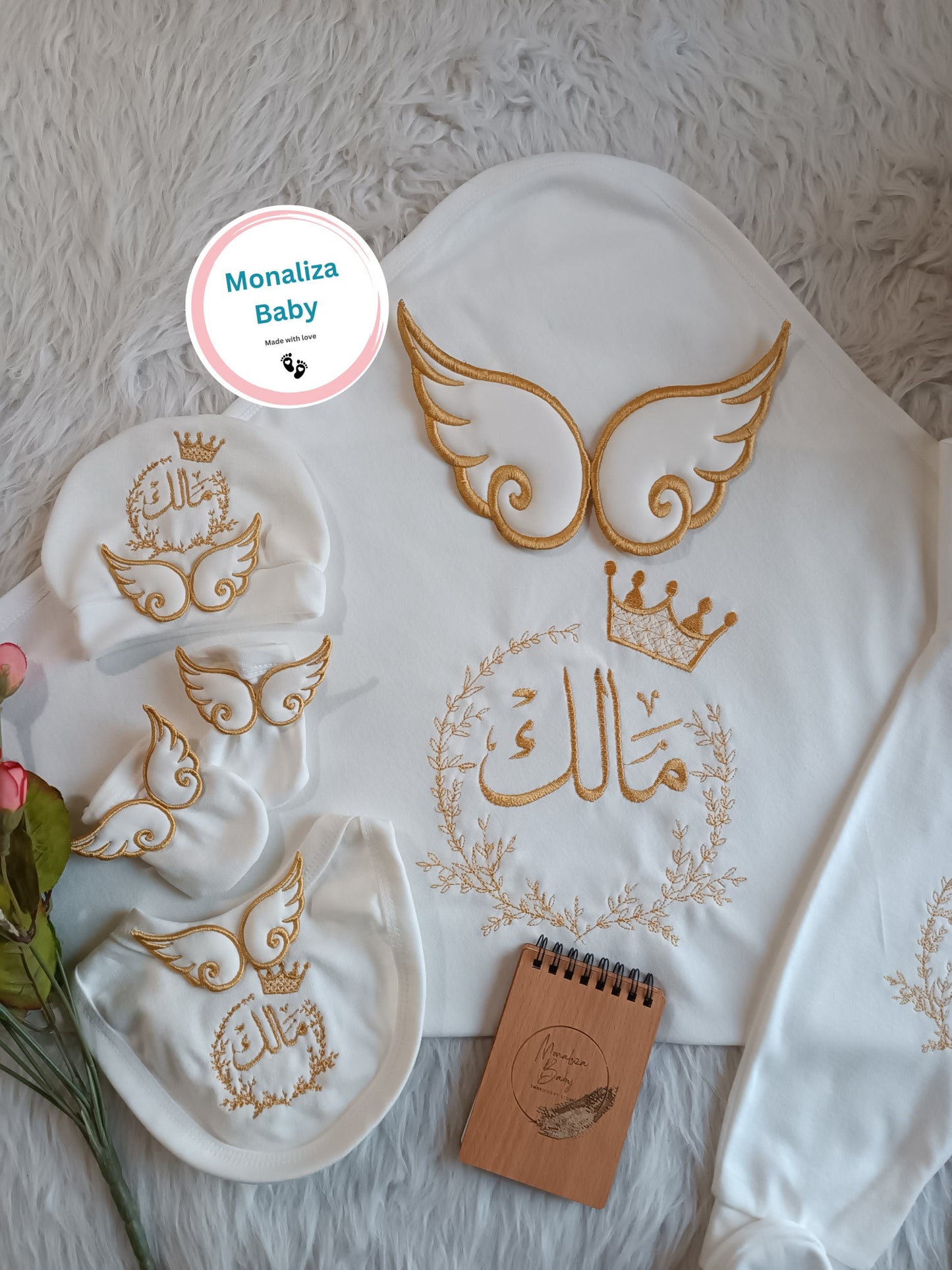 طقم استقبال بيبي ولد تطريز دهبي مع جناحات