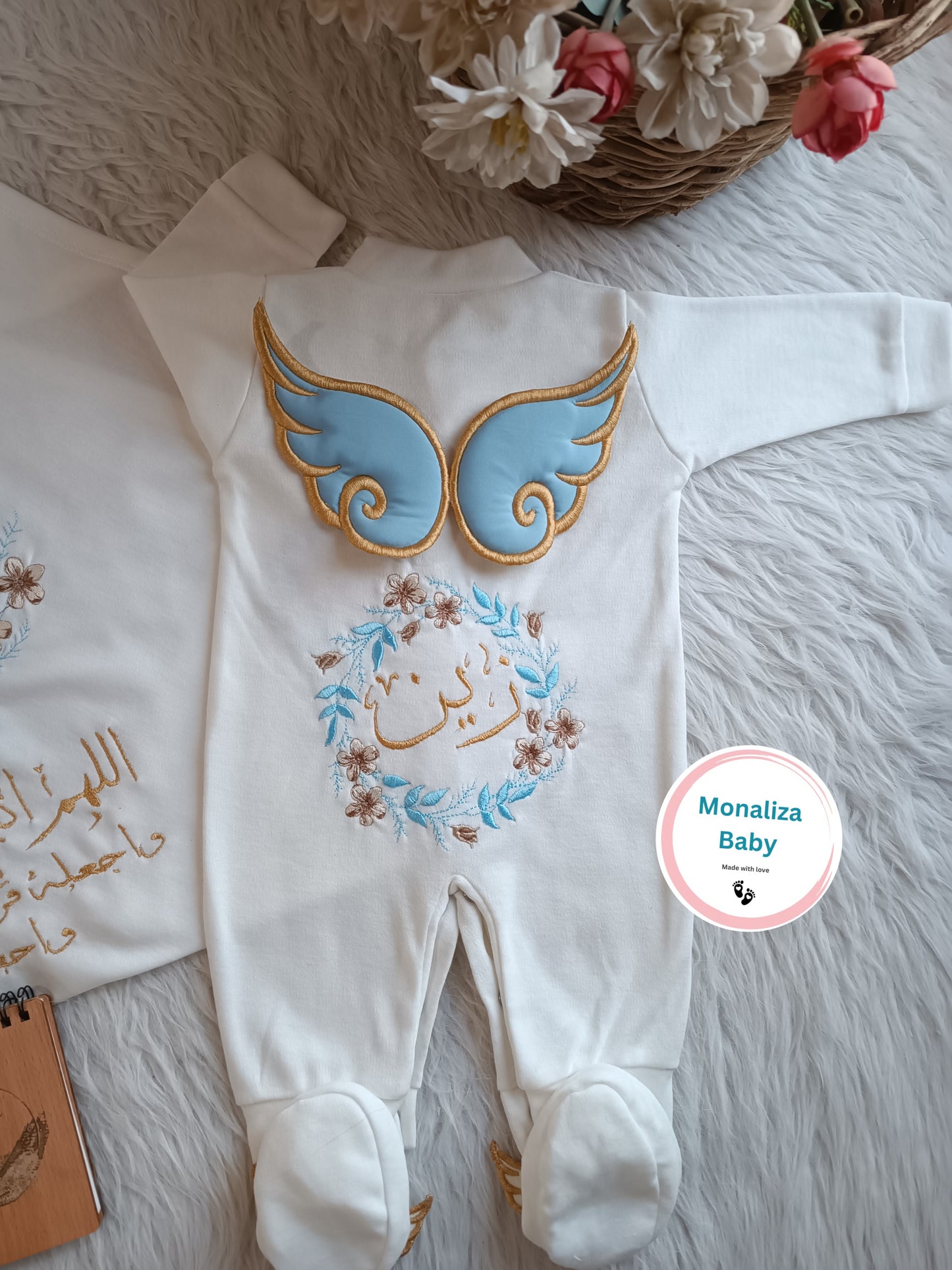 طقم استقبال بيبي ولد جناحات مع طوق الورد
