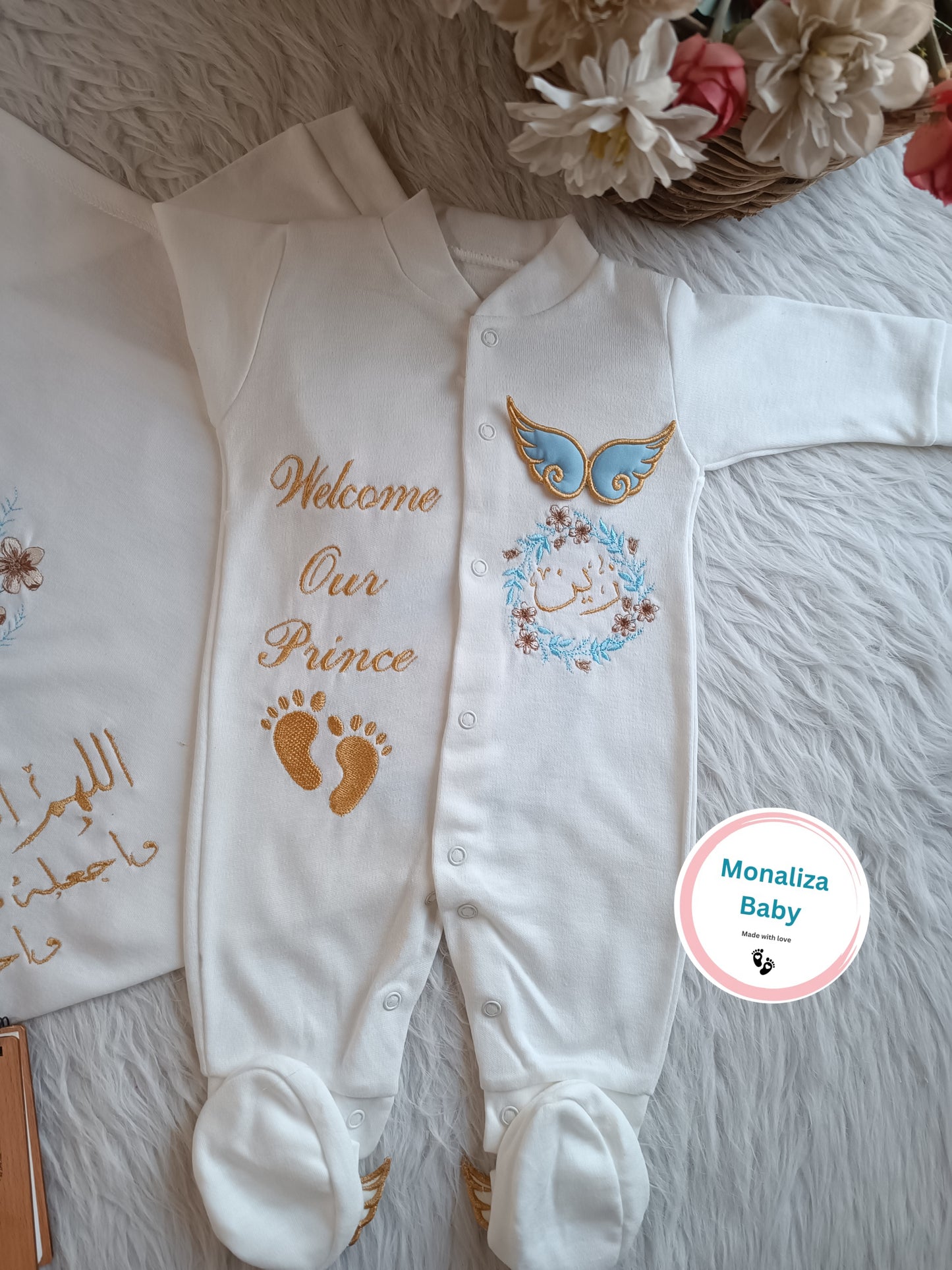 طقم استقبال بيبي ولد جناحات مع طوق الورد