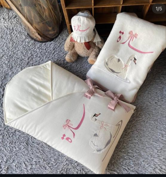 بكج استقبال مولوده( بانر +مخده+ طقم فستان مع بطانيه+مدس) مع تصميم خاص