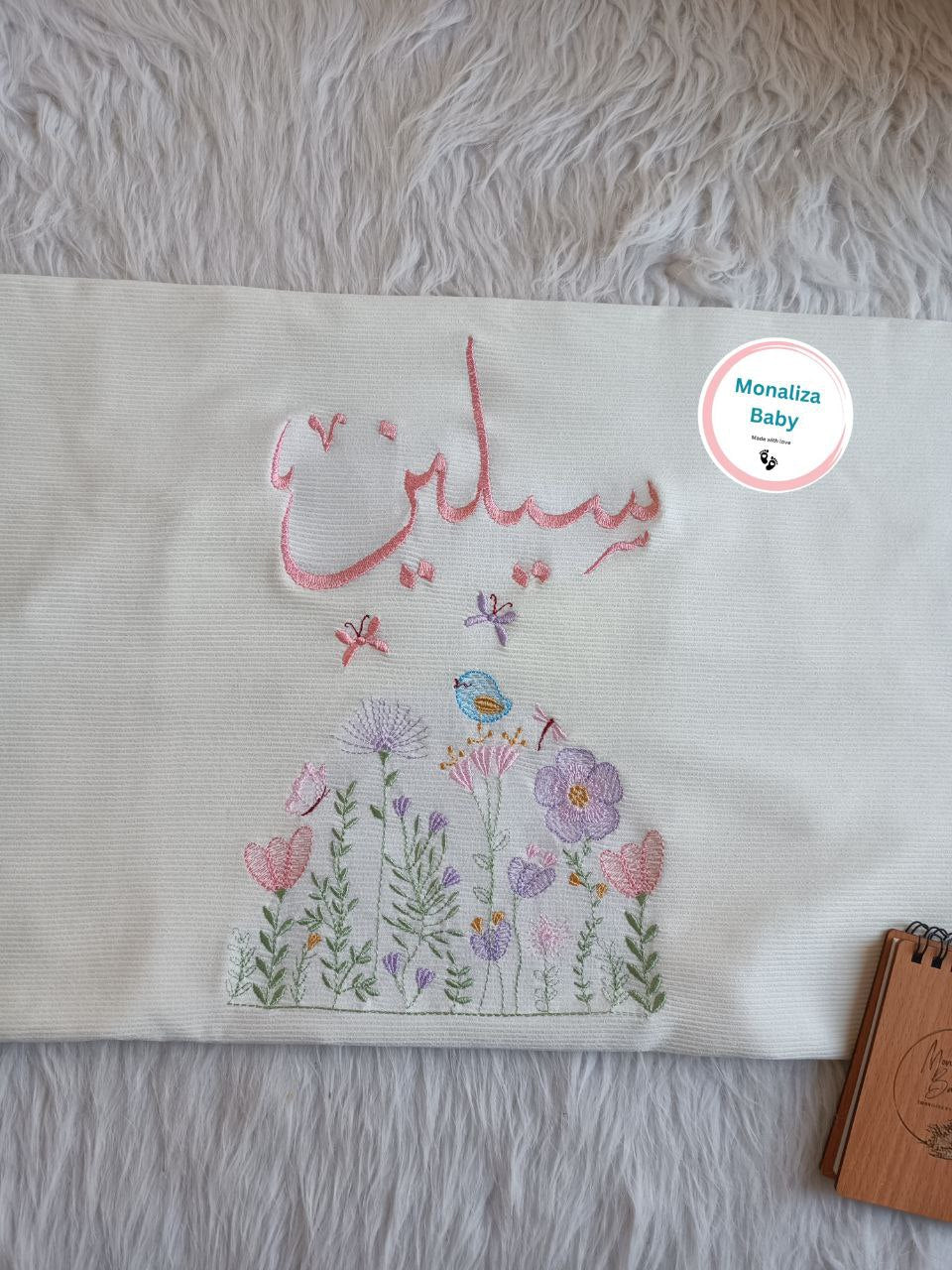 بطانية مواليد مطرزة برقة الزهور – دفء ونعومة بلمسة فنية!