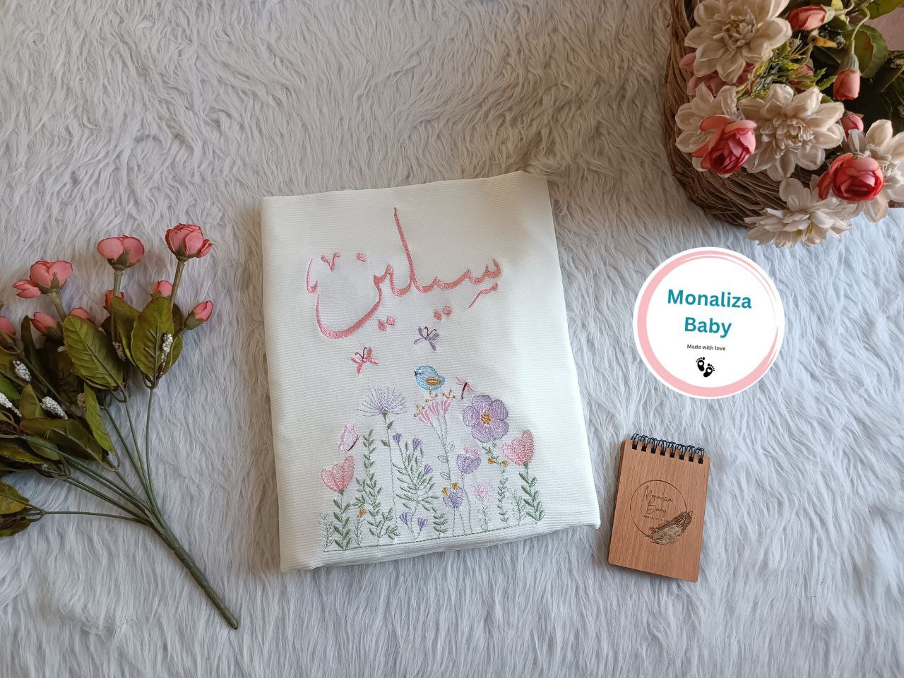 بطانية مواليد مطرزة برقة الزهور – دفء ونعومة بلمسة فنية!