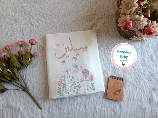 بطانية مواليد مطرزة برقة الزهور – دفء ونعومة بلمسة فنية!