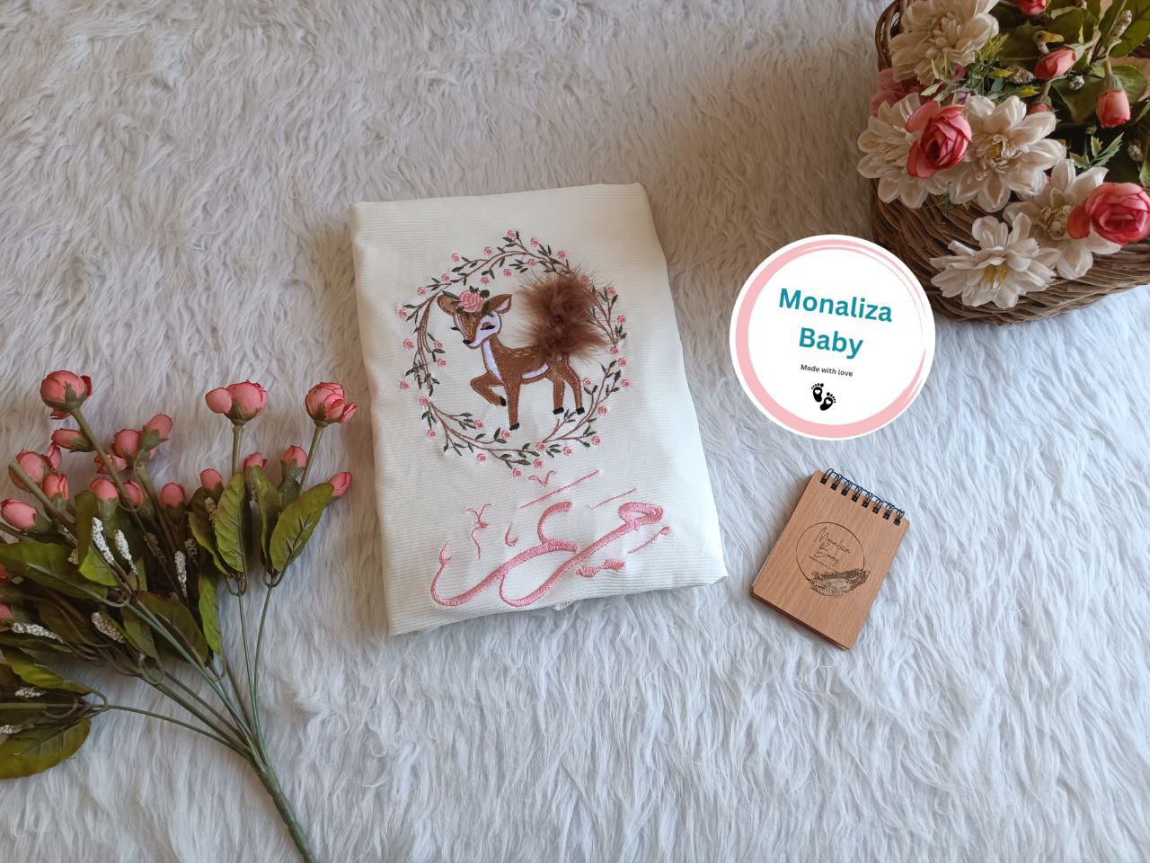 بطانية بيبي تصميم لطيف لغزالة محاطه بالورود مع الاسم