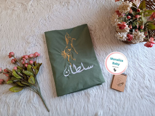 بطانية بإسم البيبي مع ثيم الحصان المميز