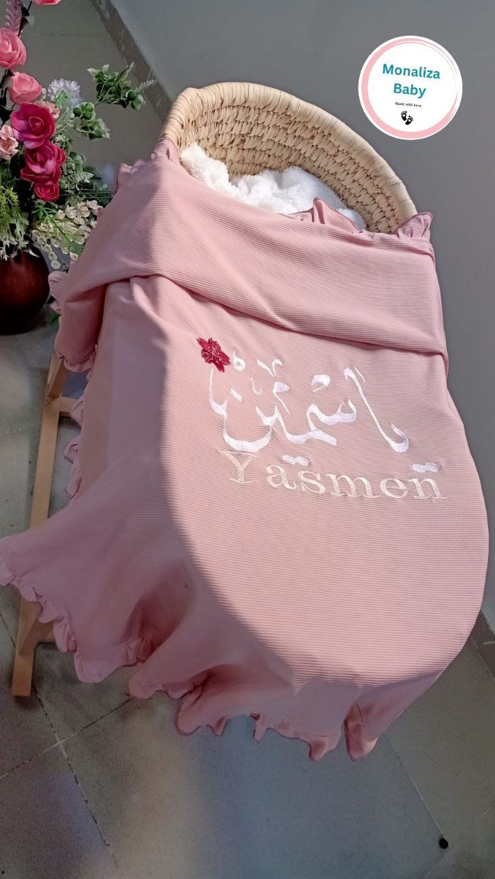 بطانية بتطريز اسم المولود بأسلوب فاخر ولمسات فنية جميلة.