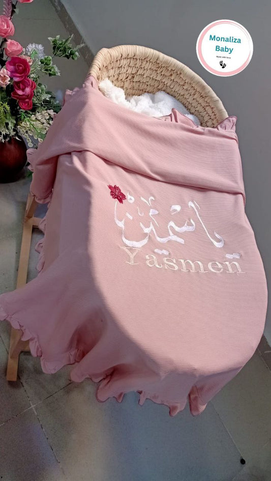 بطانية بتطريز اسم المولود بأسلوب فاخر ولمسات فنية جميلة.